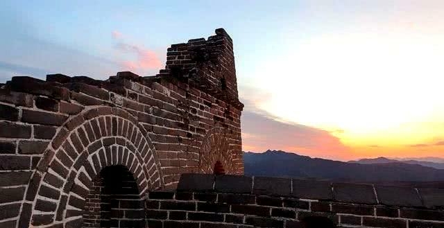 驴友攀爬中国最危险的长城,驴友爬箭扣野长城踩空坠崖