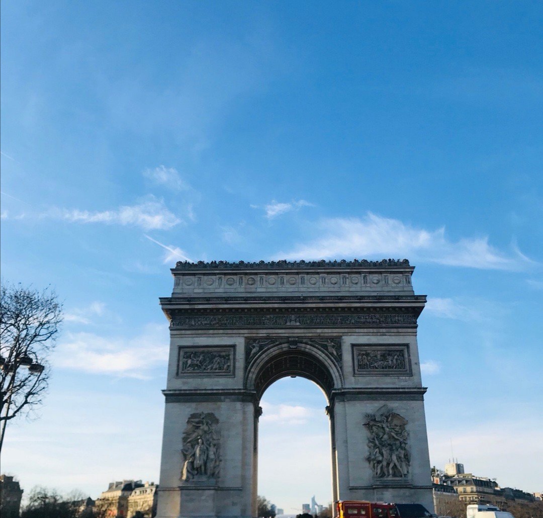 云巴黎旅游 (云旅游这一站出发童话小城布尔津)