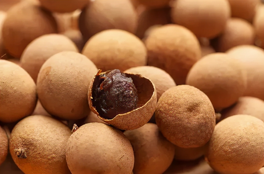 桂圆跟龙眼哪个是补品,吃桂圆和龙眼功效一样吗