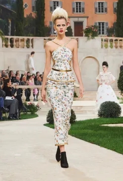 chanel香奈儿1995年时装秀,chanel香奈儿2015高级时装秀