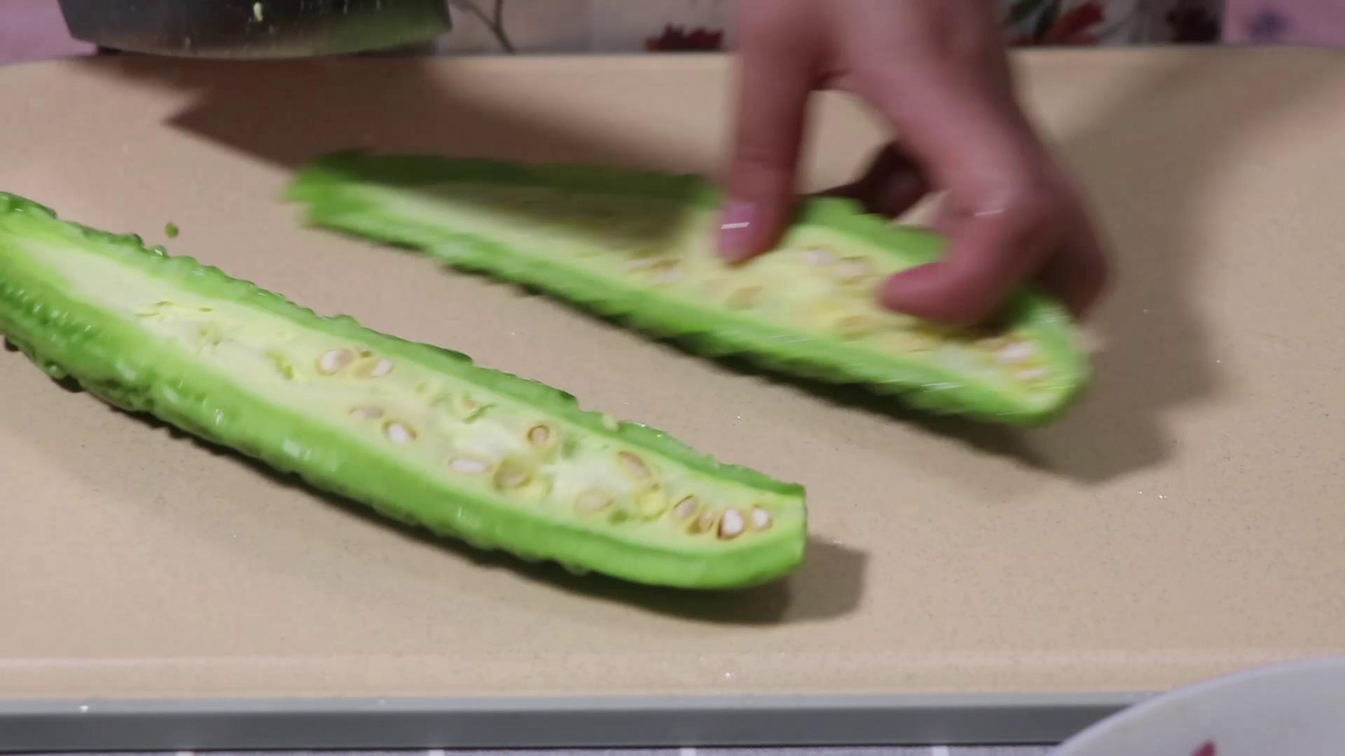 苦瓜如何做才不苦,苦瓜豆腐干炒鸡蛋怎么做苦瓜不苦