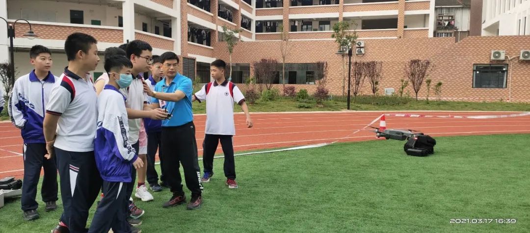 广西无人机培训中专班,广西科技商贸高级技工学校无人机