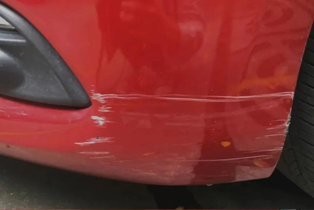 对方全责更换车门还是钣金喷漆,把对方车剐蹭了对方说要更换车门