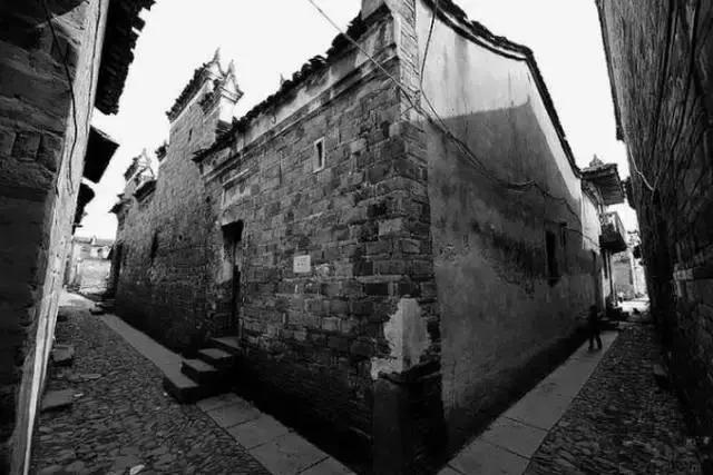 这个村庄一千年前建了个生态下水道，至今旱涝不惧