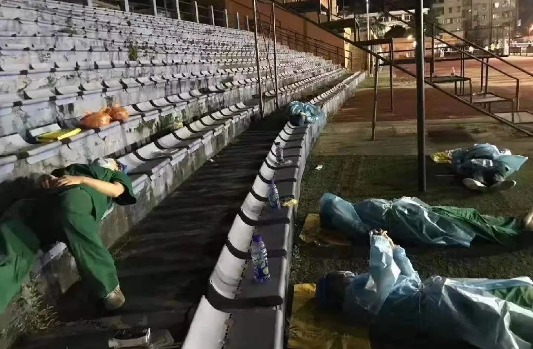 抗疫战场党旗飘扬,抗疫党旗在风雪中飘扬