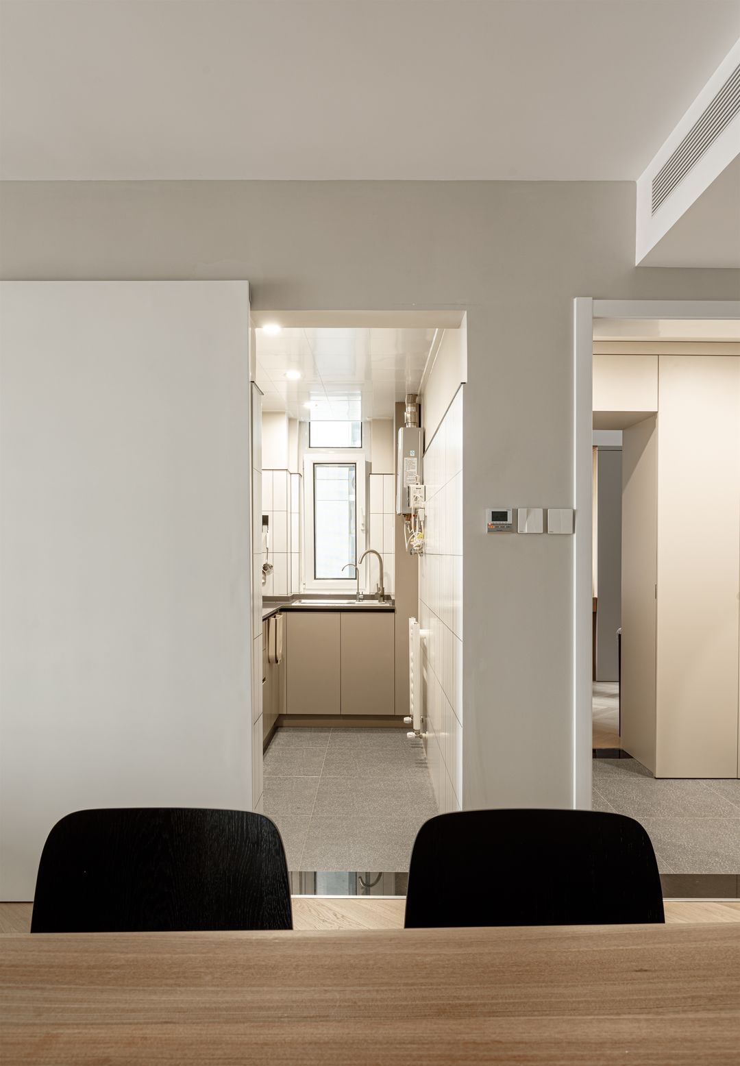 北京夫妻的断舍离装修，打满柜子做收纳，全屋奶咖色温馨又高级