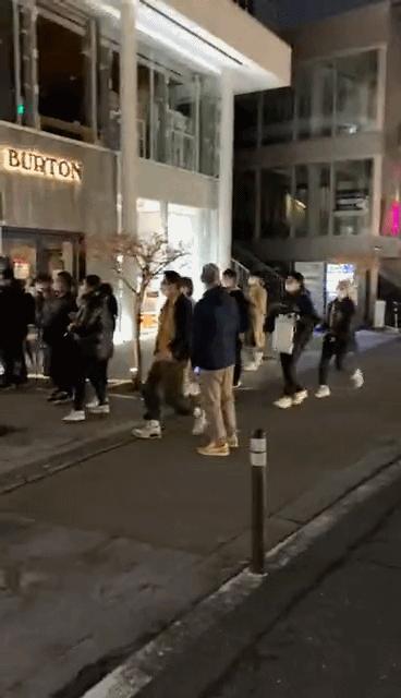 年入90亿，凌晨排队抢不到！史上最丑鞋王，为何突然爆火？