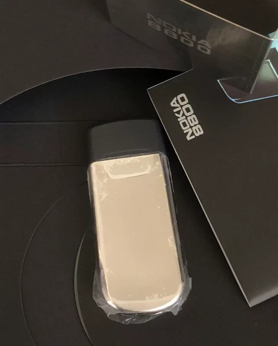 功能机时代红极一时的诺基亚8800,24年经典复刻诺基亚399元神机升级