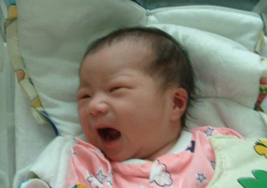 女婴刚出生5天来了例假,生完宝宝第一次来大姨妈症状