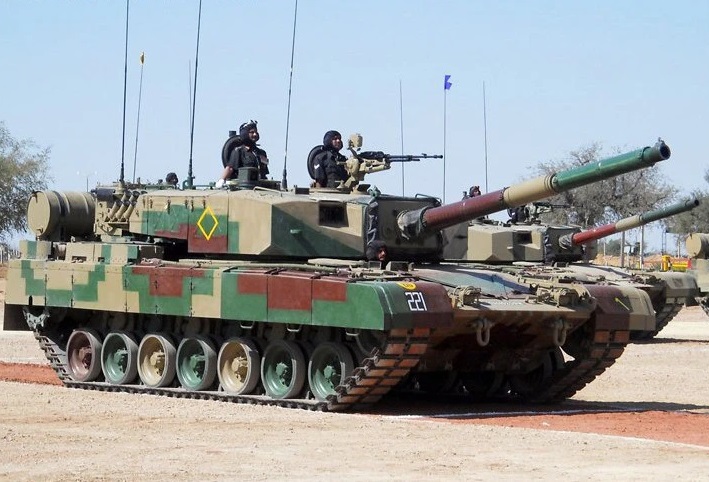 莫迪总统乘坐阿琼坦克,印度总理莫迪与阿琼