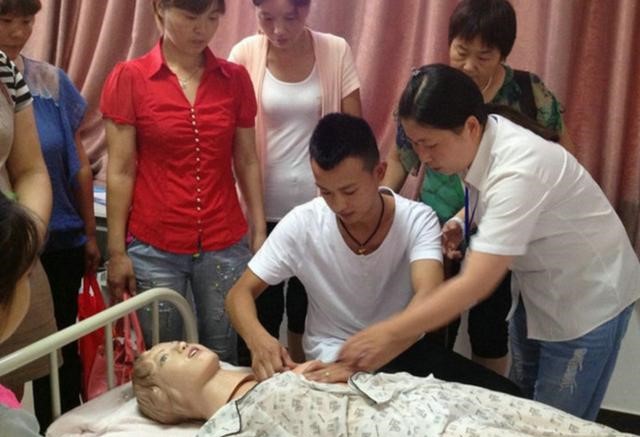 男性催乳师越来越火，年轻宝妈鼓起勇气尝试，过后感觉：吃亏