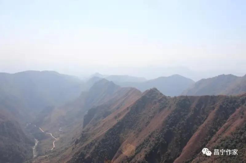 遗落在草原上的历史遗痕,历史长河中留下的古道痕迹