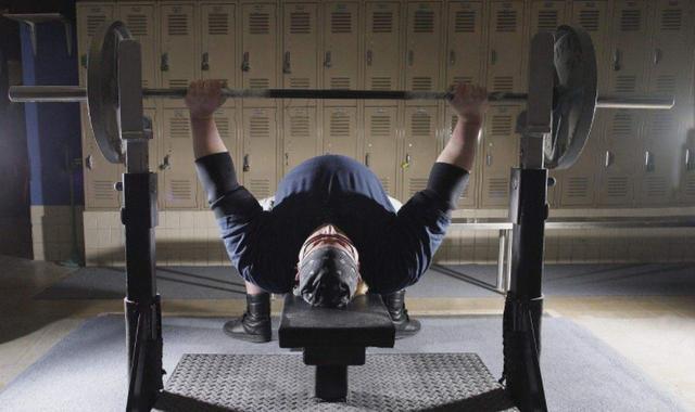 卧推，推举成绩上不去？可能是肱三头肌太弱了，6个动作帮你提升