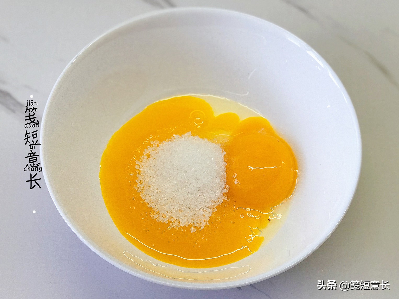 1盒牛奶2个鸡蛋，3步就能做出香浓嫩滑的布丁，比鸡蛋羹营养足