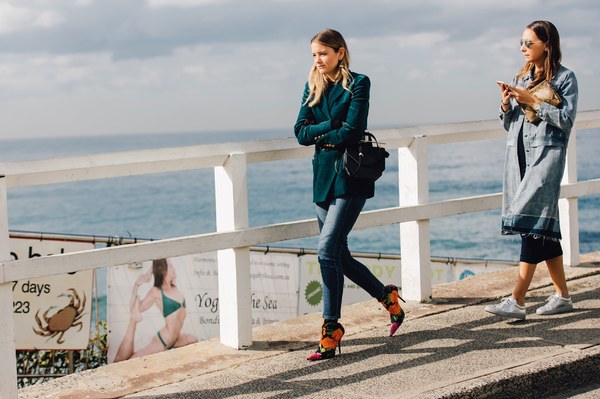 什么颜色显白适合黄黑皮肤衣服,最流行的衣服颜色显肤色白