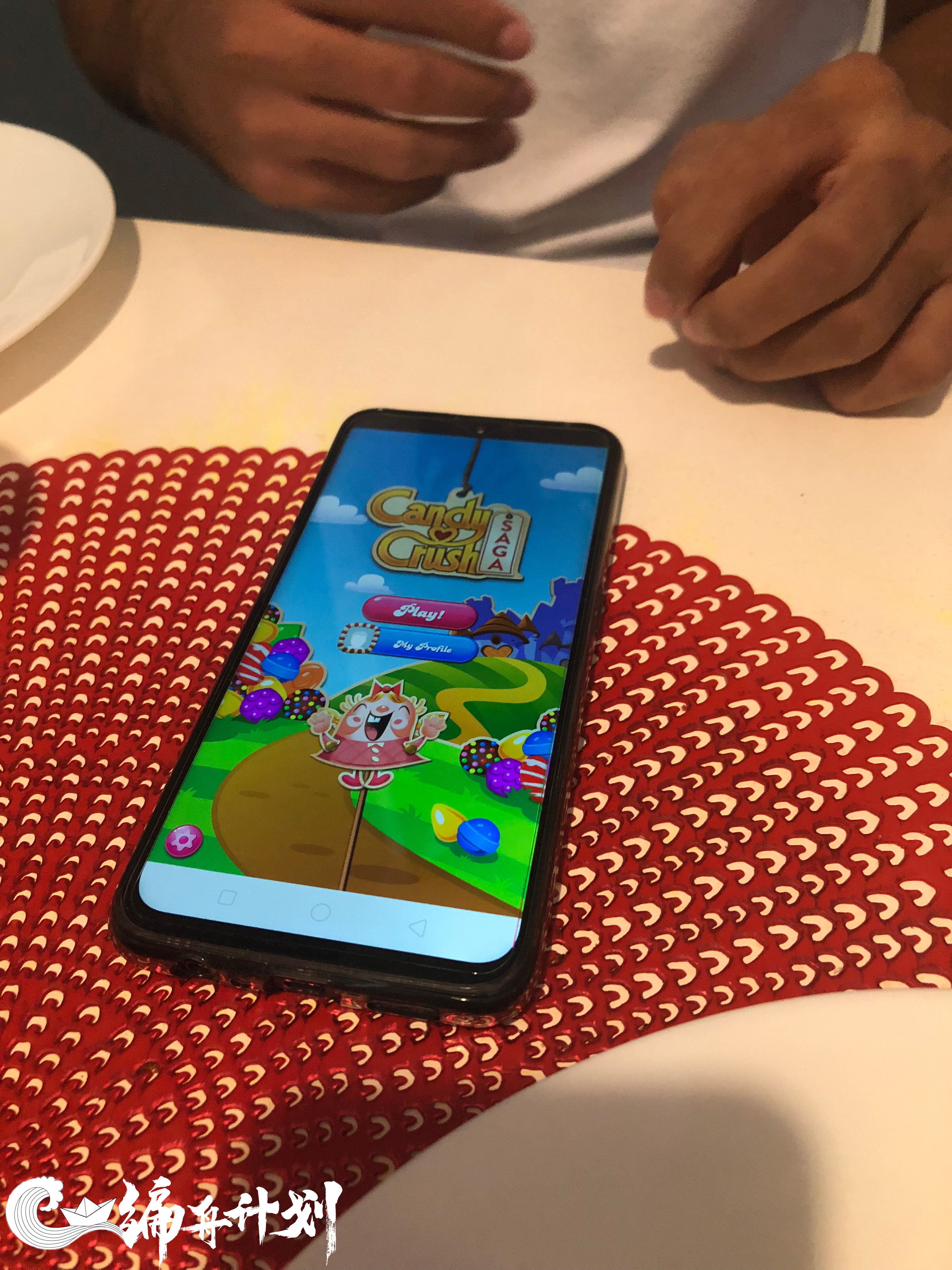 在菲律宾，他们交不起话费，但他们还在玩游戏