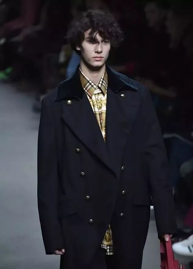 他是有中国血统的欧洲王子，父母离婚后，他只能在中国以走秀为生