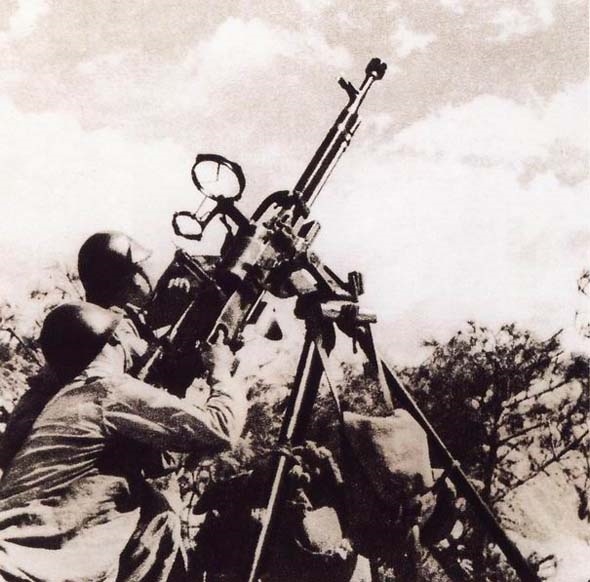 马克沁重机枪苏军扫射德军,二战重型机枪打击视频