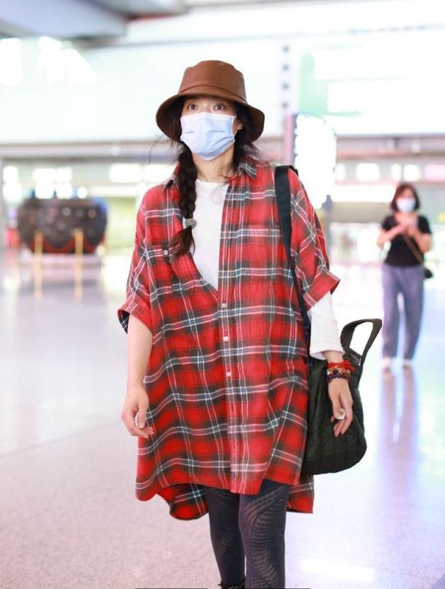 舒淇穿深v上衣穿搭,舒淇穿搭缎面西装