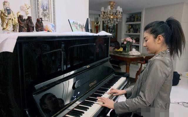 黄奕带女儿游乐场视频,黄奕晒高难度健身美照