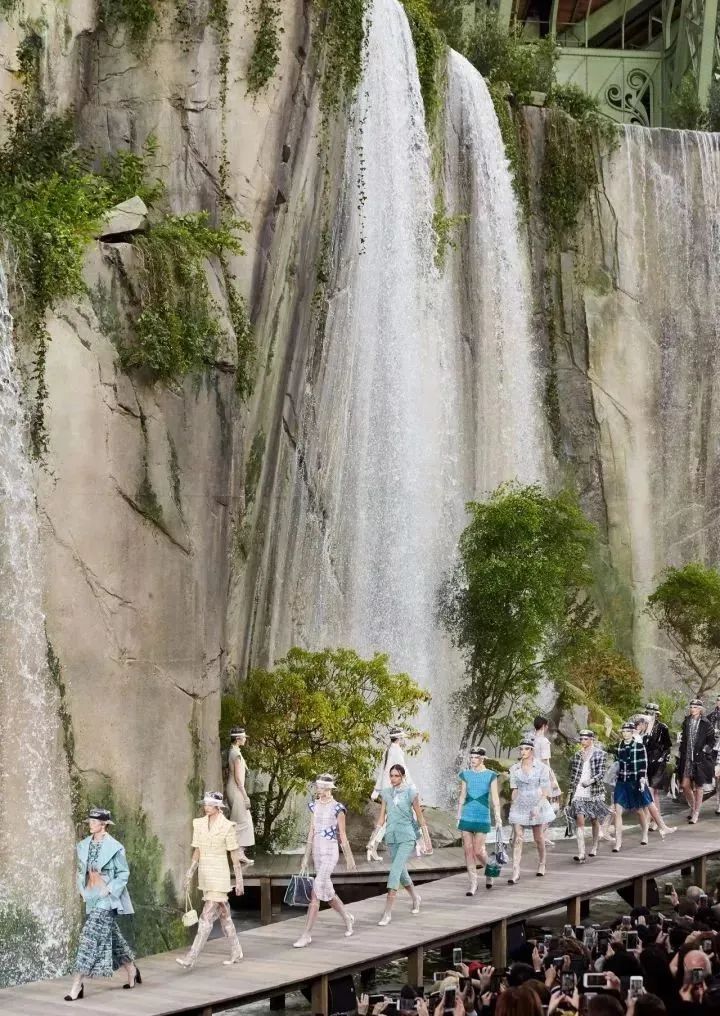 颠覆传统设计的时装秀,让你惊艳的时装秀场布置