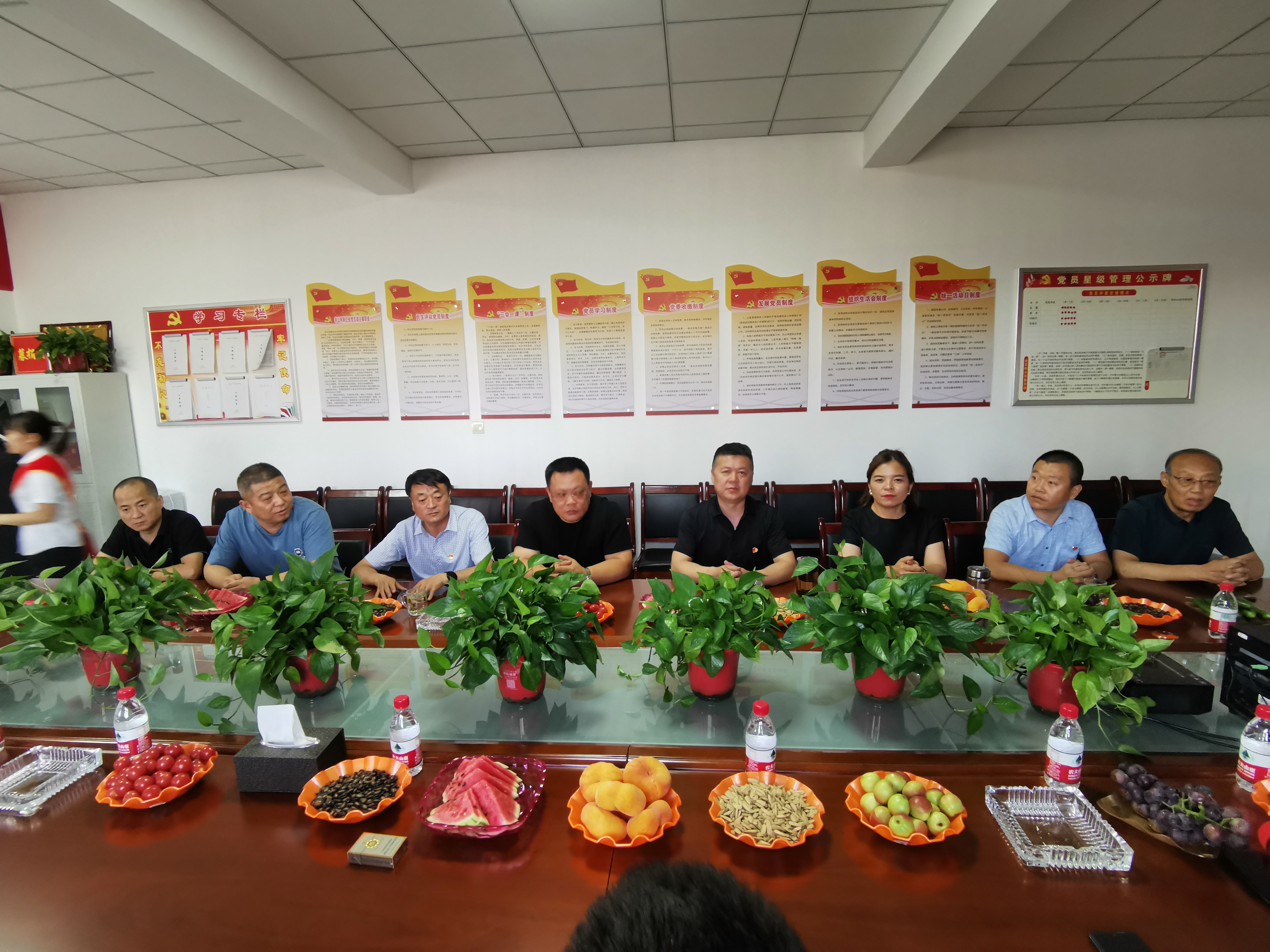 大荔秦东考务中心·金龙•鸿运驾校举办庆祝八一建军节座谈会