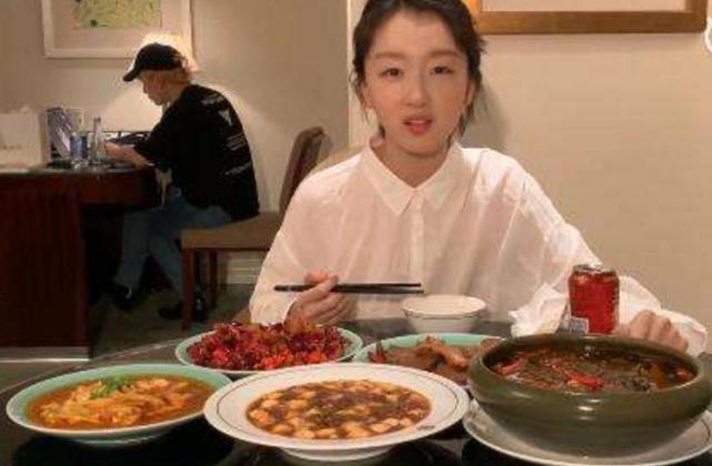 周冬雨身高体重真实多少斤了,周冬雨体重和身高