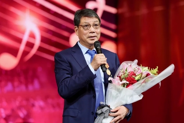 上海上港夺中超联赛冠军上海足坛老大易主?!背后功臣获纯金奖章