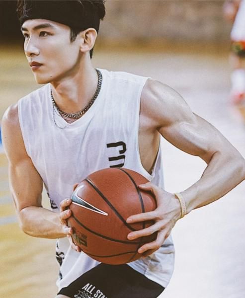 白敬亭上脚安踏跑鞋,安踏氮科技跑鞋白敬亭同款