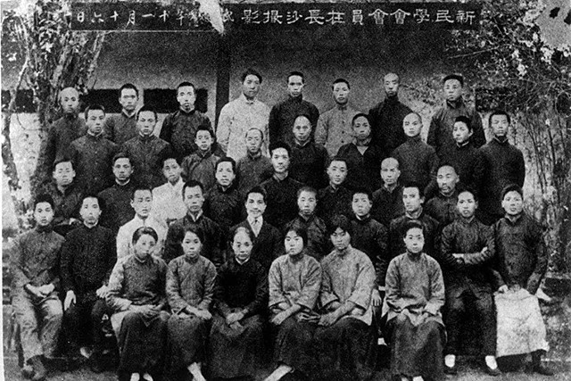 毛主席看到与母亲的合影,激动地用土话问道:咯是从哪里拱出来的