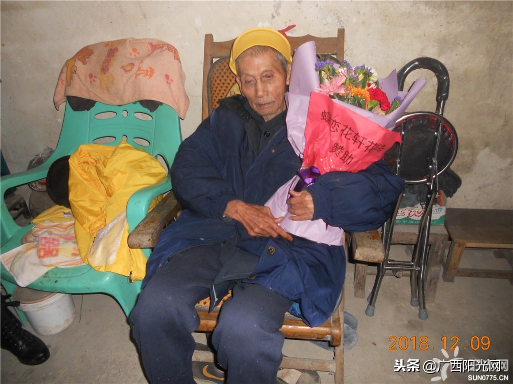 爱心志愿者给老人过集体生日,志愿者为103岁抗战老兵庆生