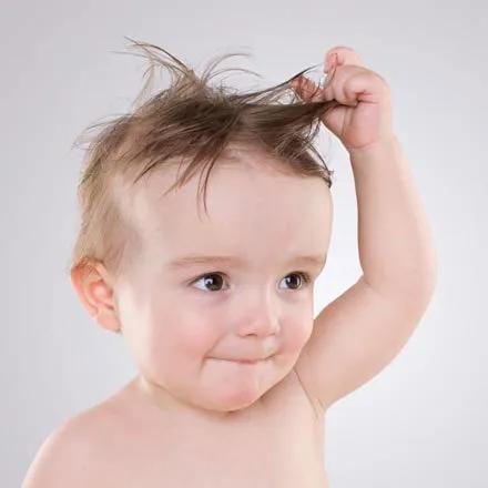 宝宝会脱发是怎么回事,如何判断宝宝脱发是正常还是缺钙