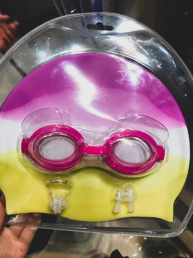 带宝宝游泳用什么泳镜,儿童初学游泳需要买泳帽吗