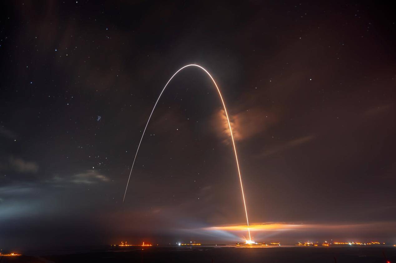 最快的速度，奔向最热烈的宿命，人类向母星献上的第一个吻