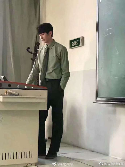 学识加成美得自然真实！温大老师像吴彦祖张震，思政老师撞脸Lisa