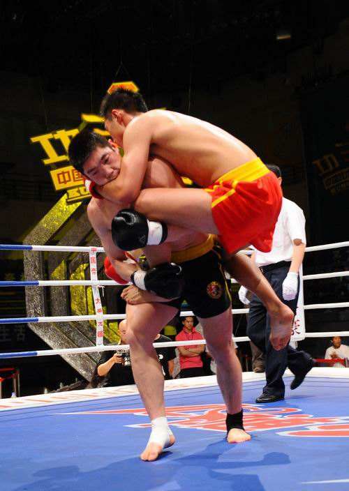 健身教练挑衅搏击教练,拳击教练遭挑衅