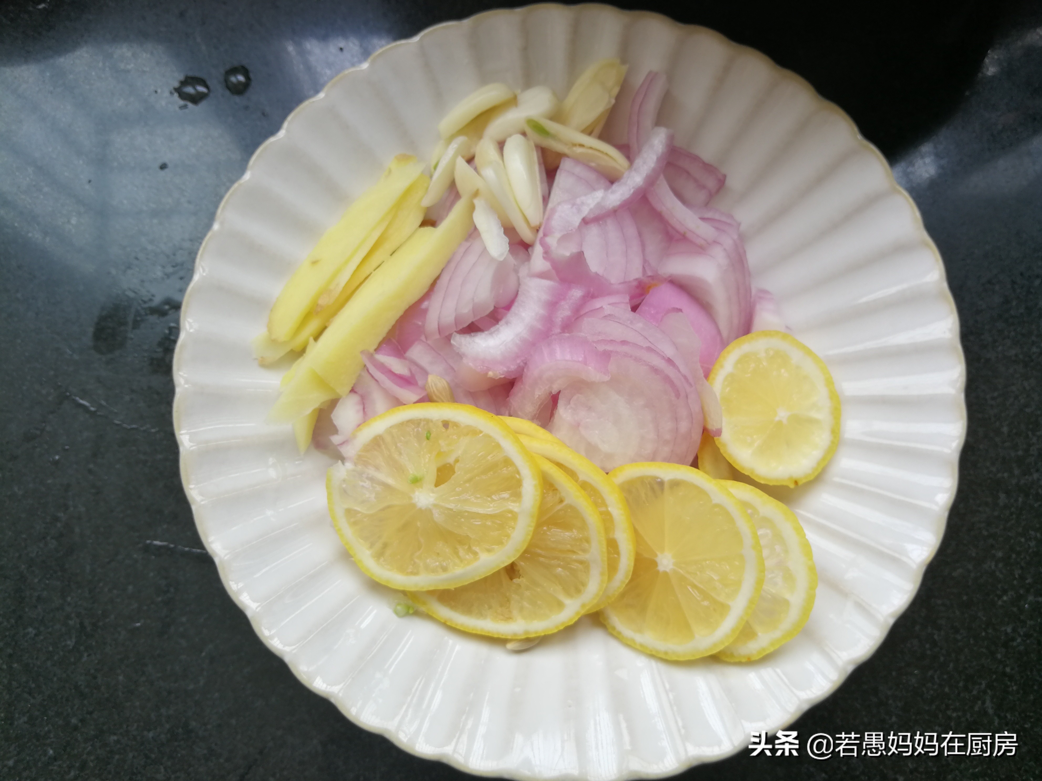 什么海鱼烤着吃味道最好,夏天必吃油煎海鱼