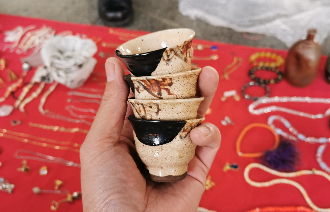 沈阳古玩地摊买日瓷杂货：东西好多，价格好诱人，这是怎么弄来的