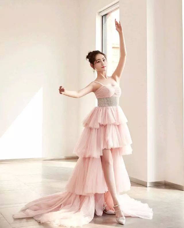 章子怡太放的开，礼服裙竟直接真空上阵，瞅瞅这饱满曲线太惹眼