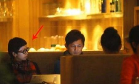 何炅王菁李维嘉龙丹妮,李维嘉购物被跟拍跟何炅对比