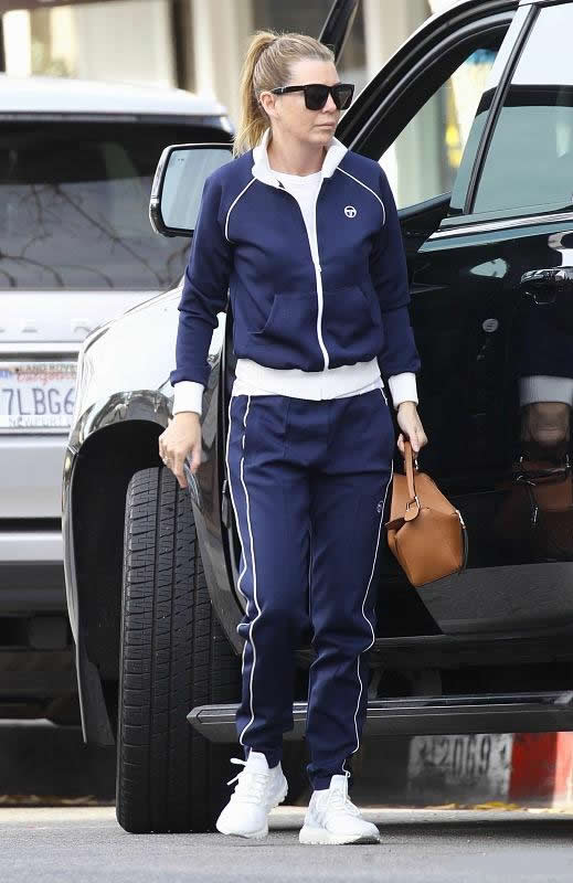 张钧甯穿白色运动服配黑运动裤帅气时尚很有型，运动服也能这么美