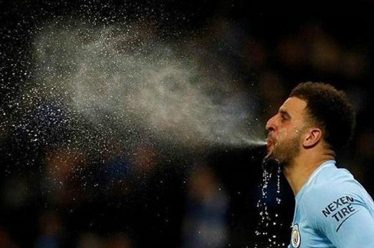 为什么足球运动员喝水都要把水吐,足球运动员喝水为什么要吐出来