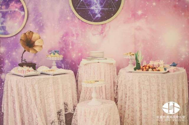 男方到女方家订婚女方应准备什么,订婚男方应该给女方准备几身衣服