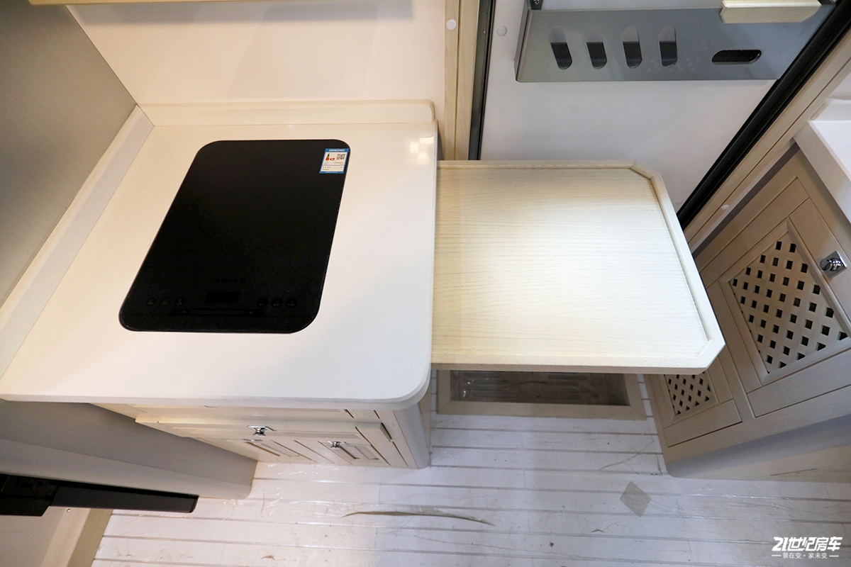 中国创新型的中国重汽越野房车,重汽轻卡四驱房车