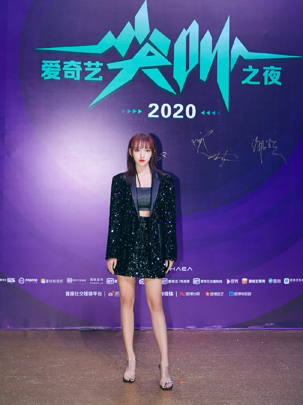 程潇的身材和lisa的身材,人间芭比lisa穿皮衣