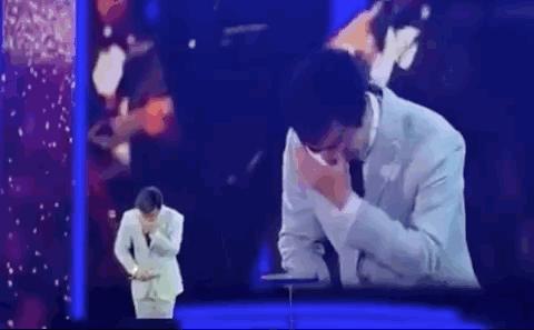 64岁费玉清告别歌坛，现场泪奔，万望珍重