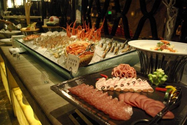 和朋友吃自助火锅，28元1位吃到打饱嗝，结账时才发现被“坑”了