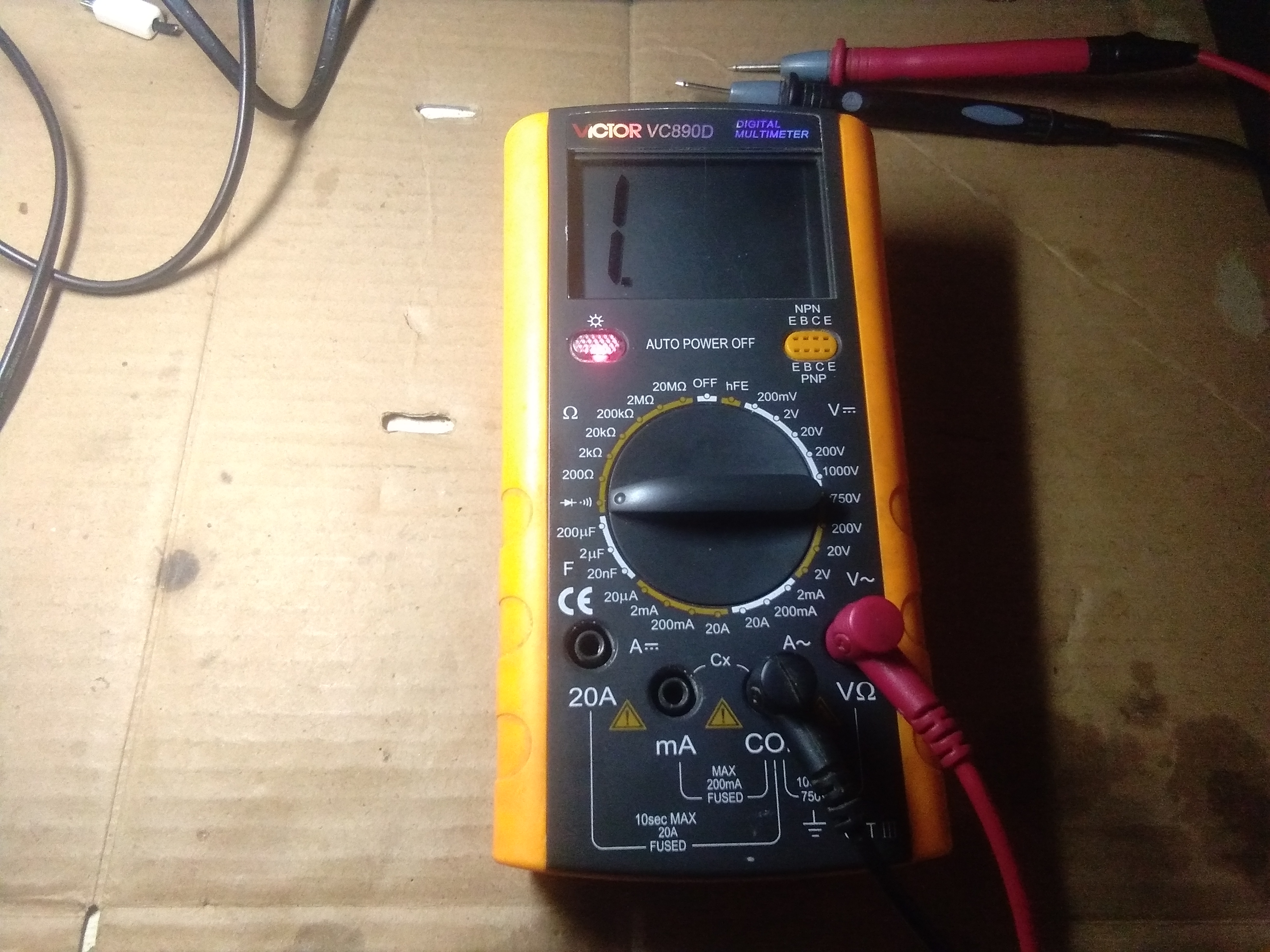 用万用表蜂鸣档测电容一直响,万用表蜂鸣器常响指示灯常亮