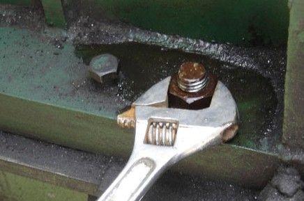 拖把上的螺丝生锈了怎么拧开,铁锅把手的螺丝生锈了怎么拧开