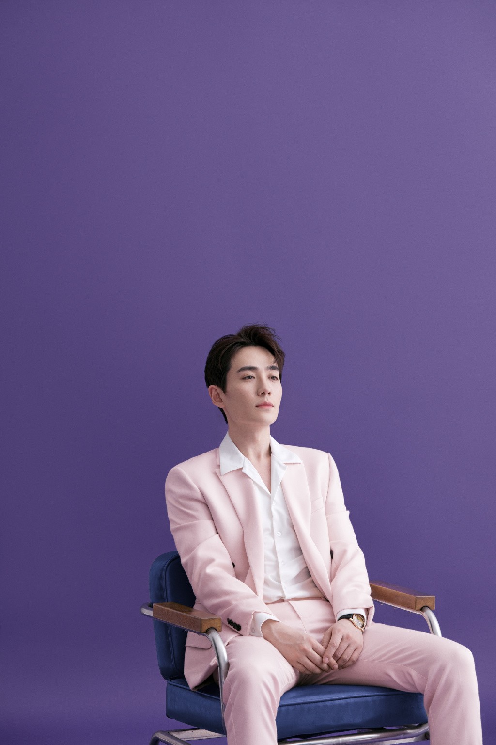 朱一龙黑色西装写真,朱一龙蓝色西服写真